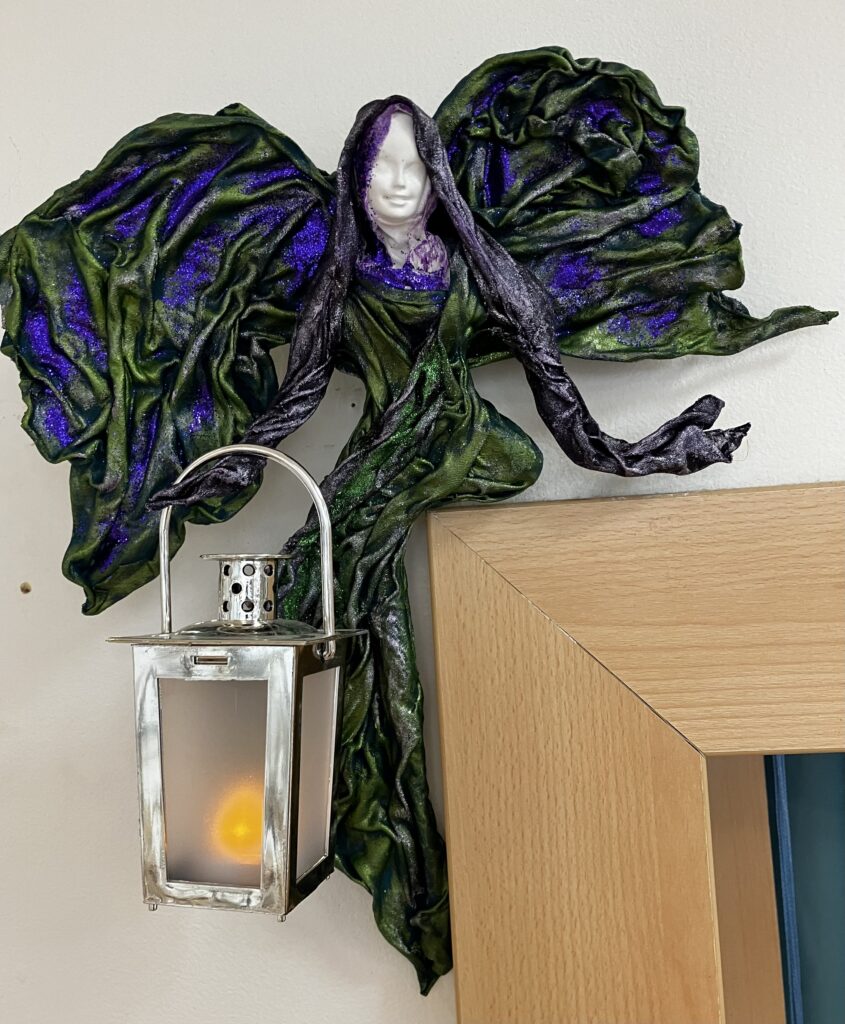 Zárubňový anjel- fialovozelený