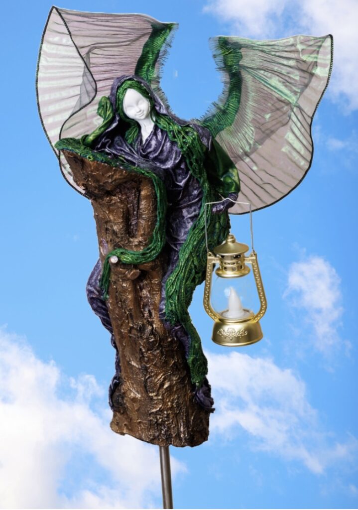 Anjel oddychujúci na dreve