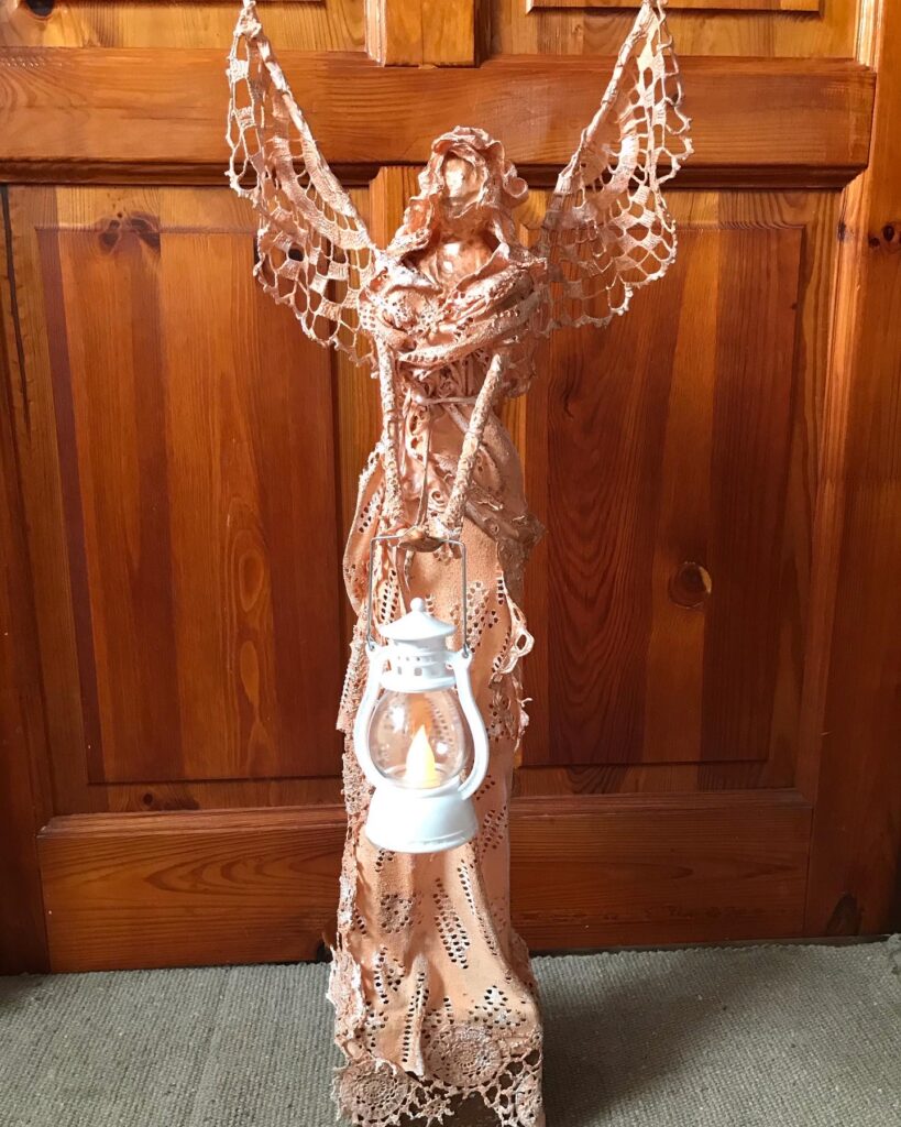 Socha anjel s dierkovanými šatami – lososová