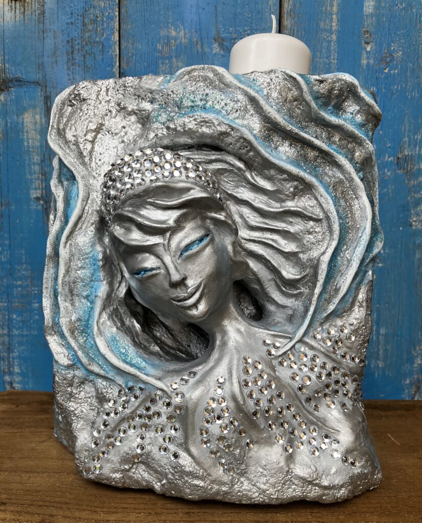 Socha anjel so sviecou – strieborná