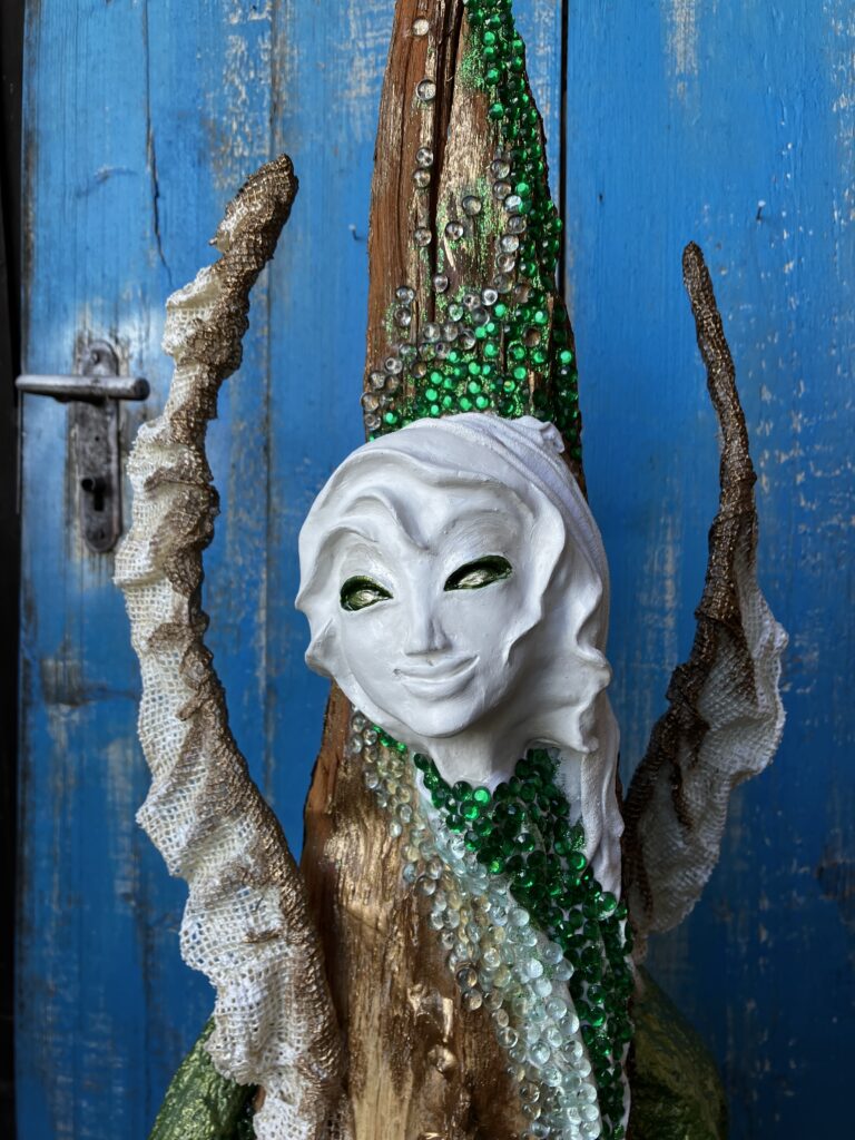 Socha anjel na zdobenom dreve