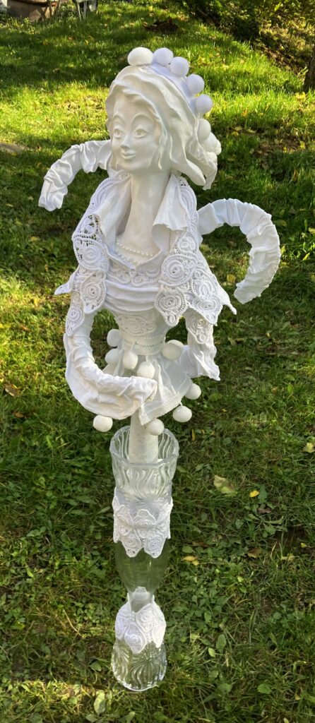 Socha anjel vo váze – biela