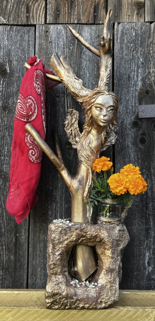 Socha anjel v strome – bronzová