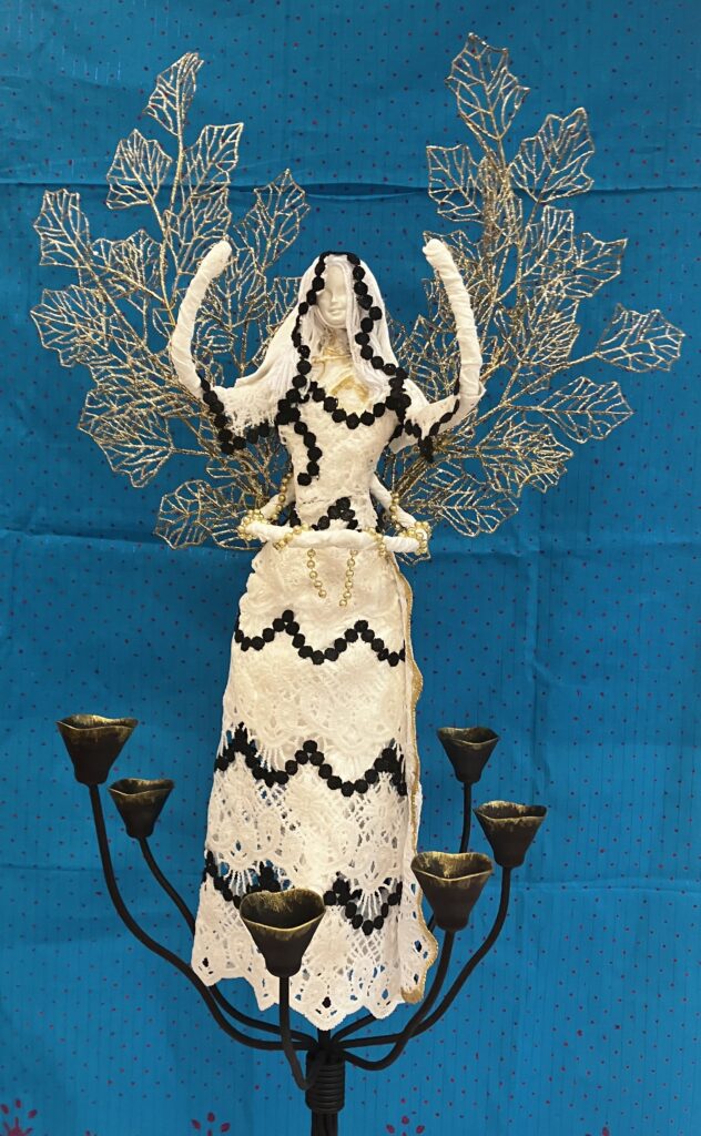 Socha anjel na svietniku