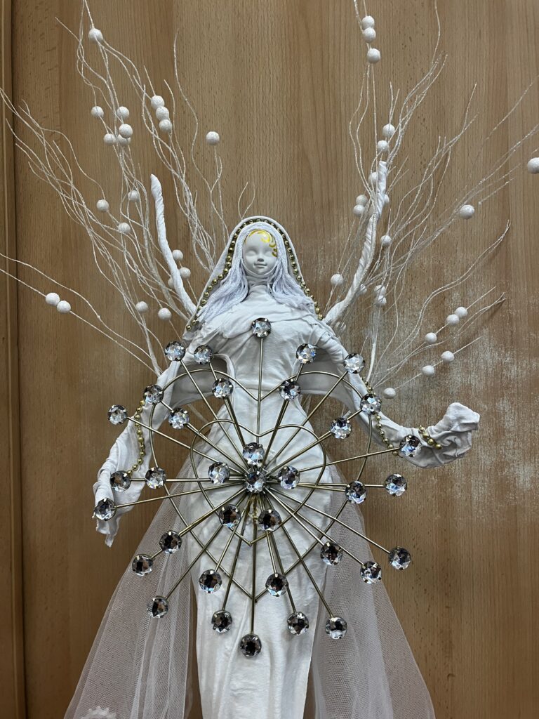 Socha zdobený anjel so srdcom – biela