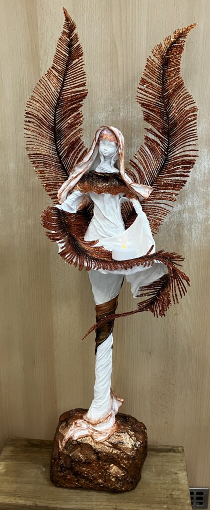 Socha anjel s perovými trblietavými krídlami