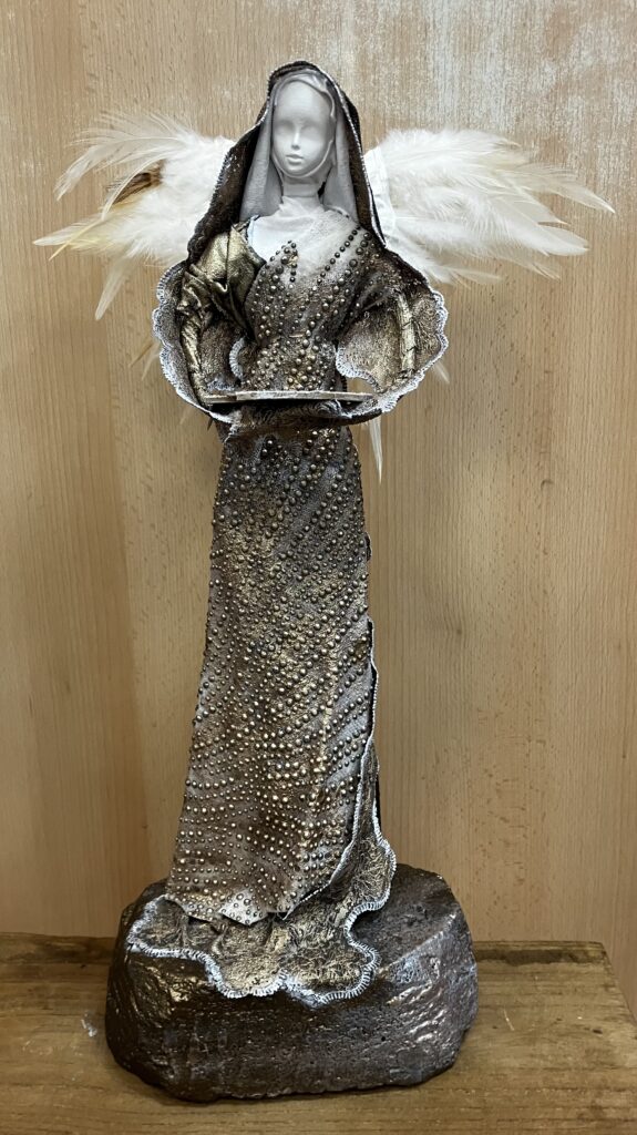 Socha anjel s jemnými krídlami a sviecou – sivá