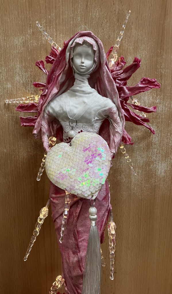 Socha anjel so zdobeným srdcom – ružová