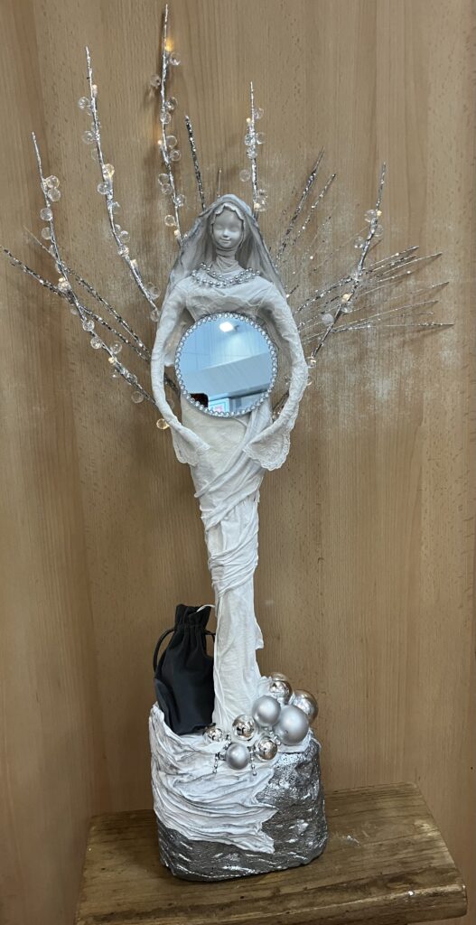 Socha anjel so zrkadlom – biela