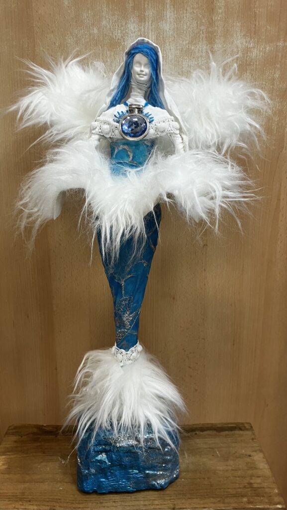 Socha jemný anjel s klenotom – modrá