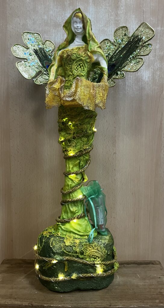 Socha energický anjel so sviecou – zelená