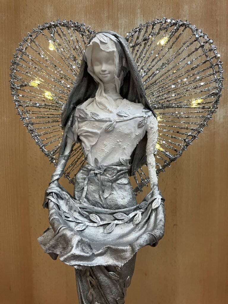 Socha anjel so srdcovou žiarou – strieborná