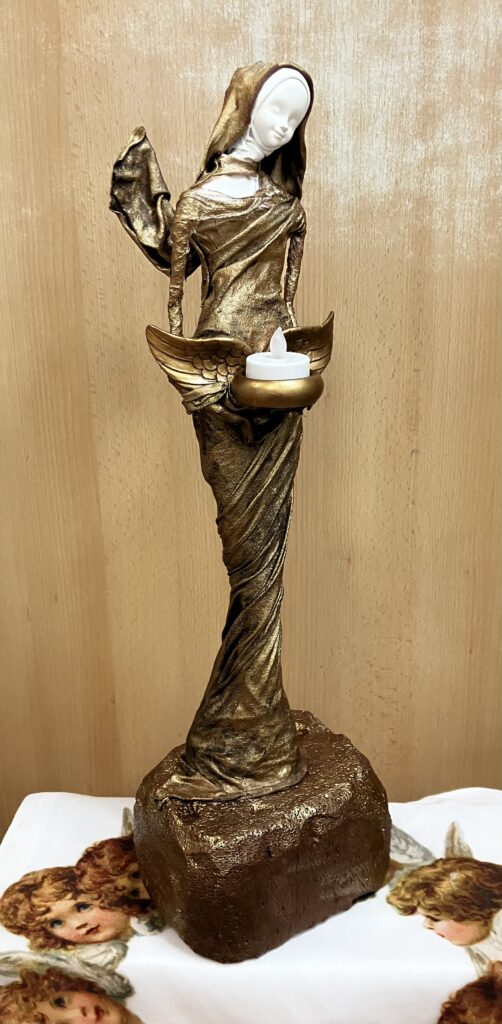 Socha elegantný anjel s okrídlenou sviecou