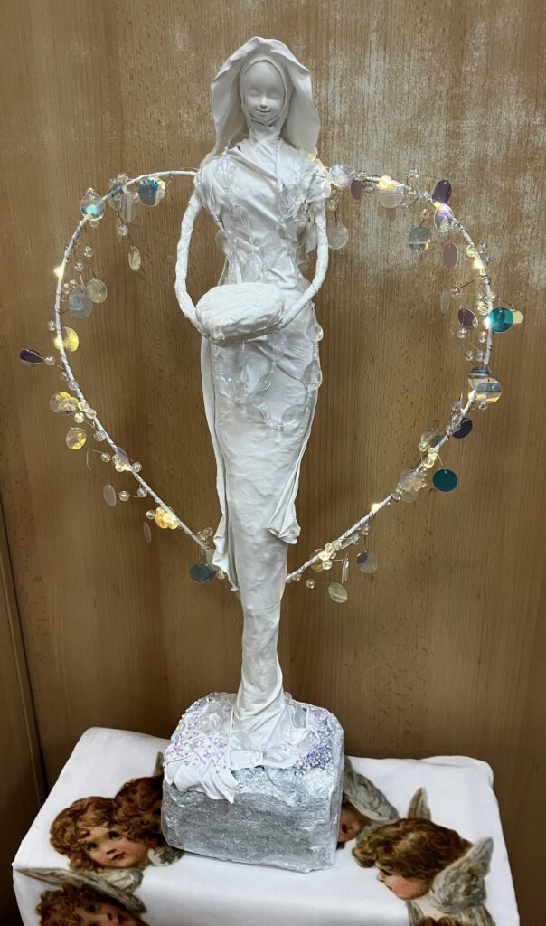 Socha nežný anjel s klenotmi – biela