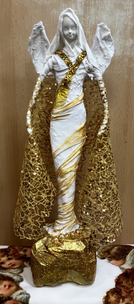 Socha anjel so zlatým plášťom