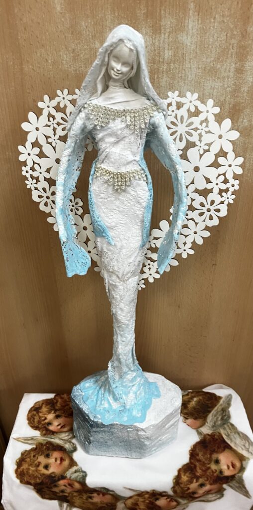 Socha nežný anjel s kvetinovým srdcom – biela