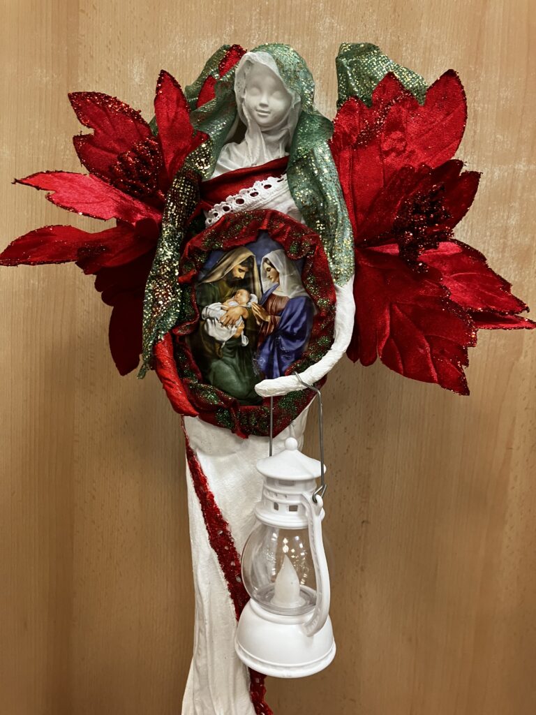 Socha vianočný anjel s kvetovými krídlami