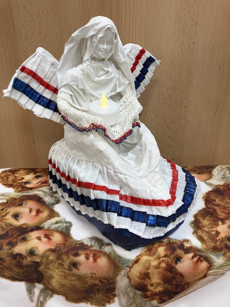 Socha sediaci anjel so šatami a sviecou – biela