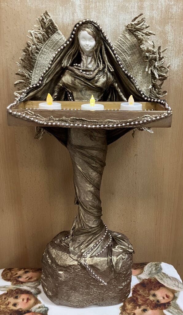 Socha anjel s podnosom – bronzová