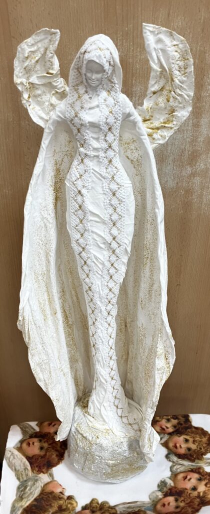 Socha elegantný pozlátený anjel – biela