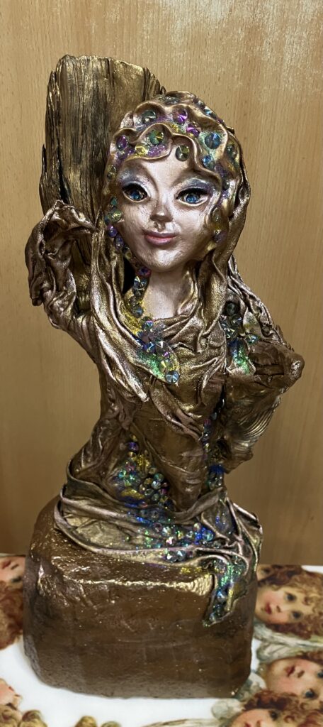 Socha anjel s klenotmi – bronzová