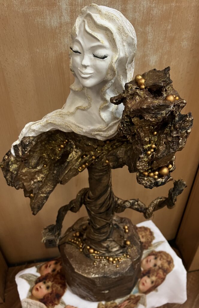 Socha spokojný anjel na strome – medená