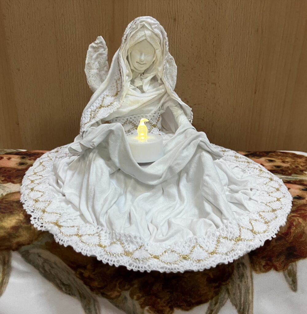 Socha sediaci zdobený anjel so sviecou