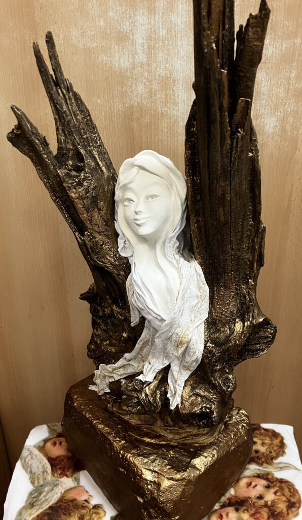 Socha anjel medzi stromami