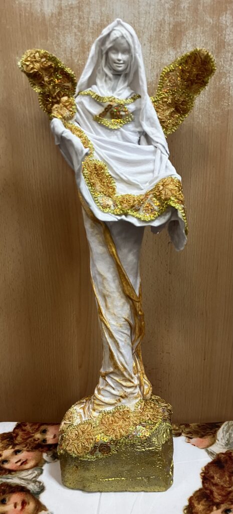 Socha anjel so zdobenými šatami a krídlami