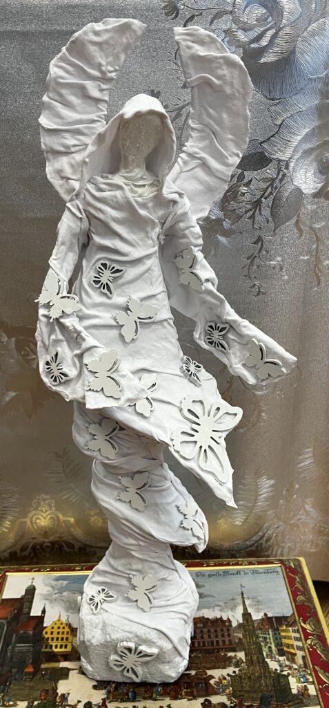 Socha anjel s motýľmi – biela