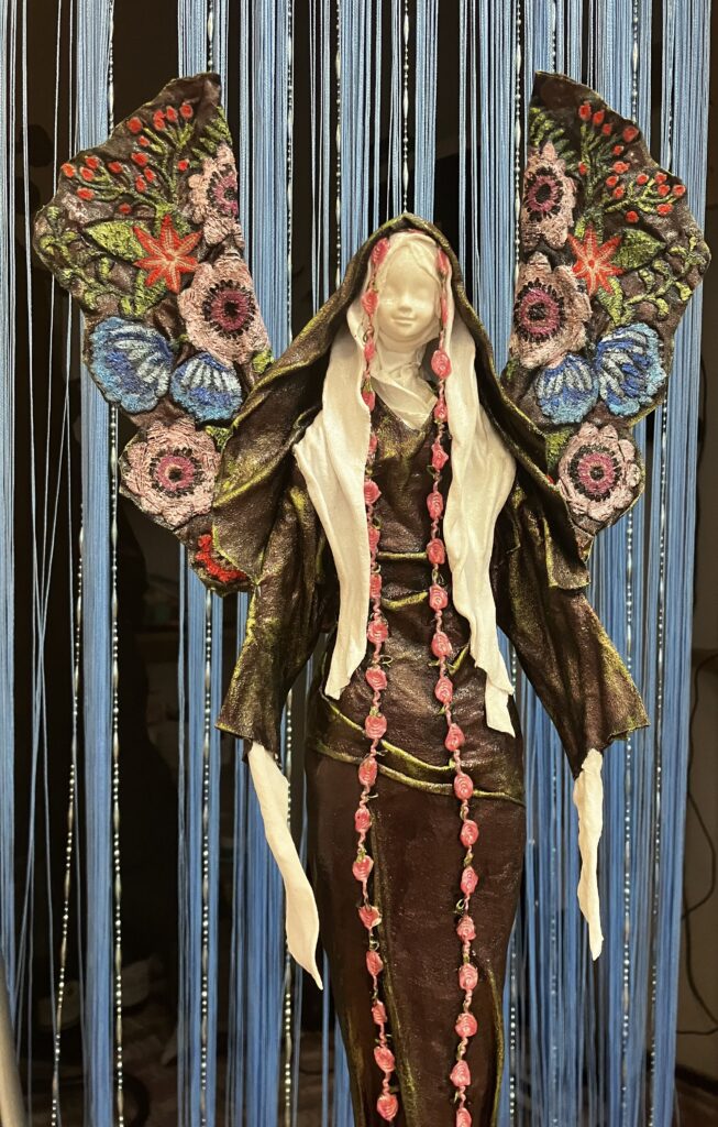 Socha anjel s krídlami z kvetov- hnedá