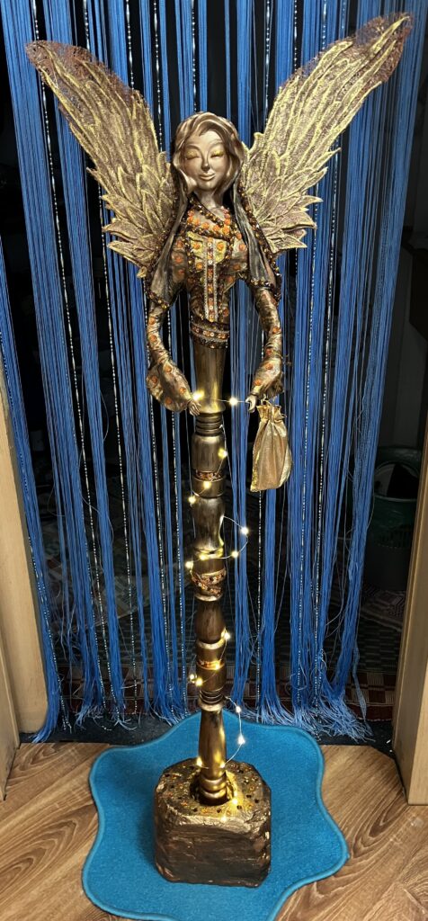 Socha anjel s oranžovými klenotmi – medená