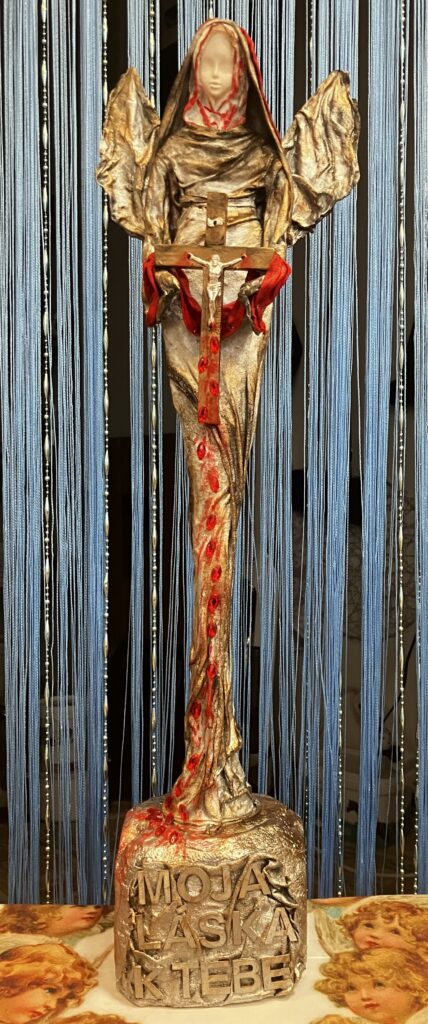 Socha anjel s krížom – zlatá