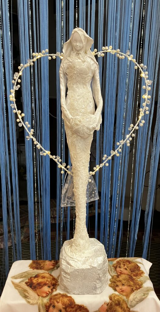 Socha anjel v svadobných šatách – biela