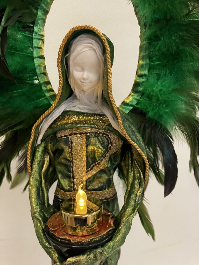 Socha anjel so zlatou sviecou – zelená