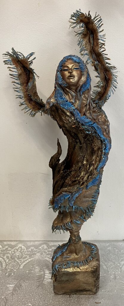 Socha anjel s krídlami v konároch – medená