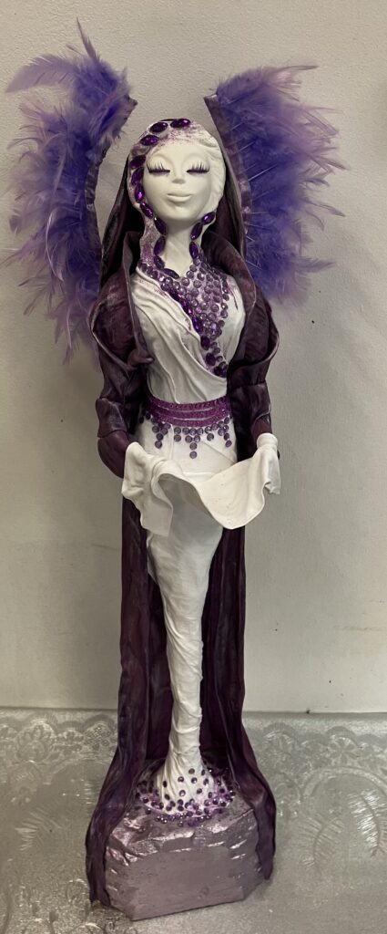 Socha zdobený anjel s látkou – fialová