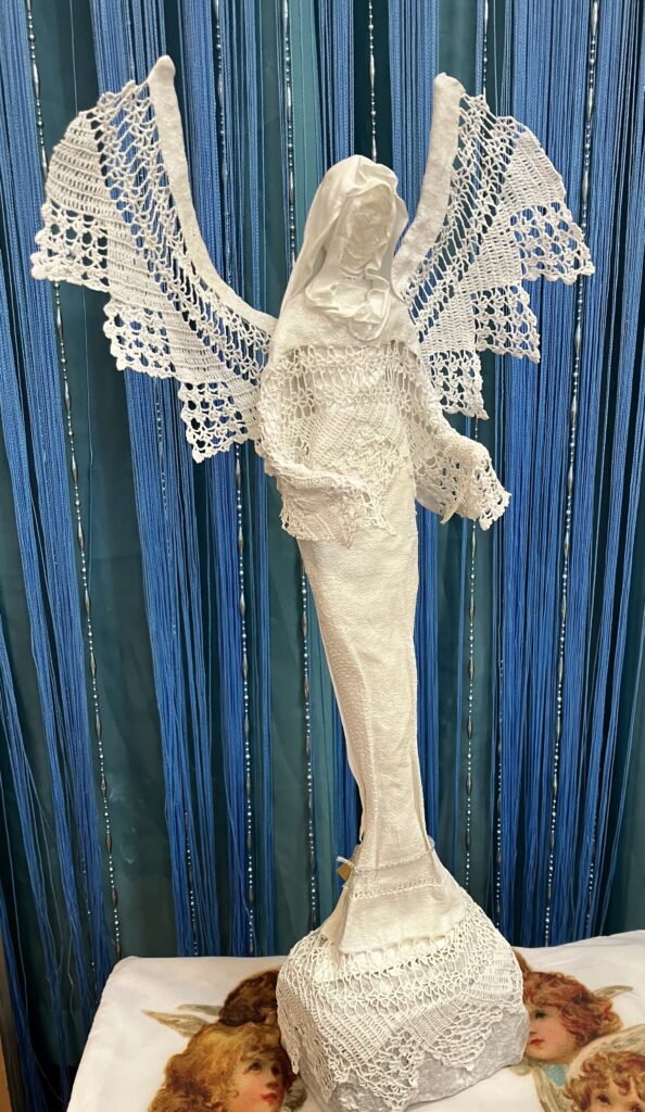 Socha anjel s čipkovanými krídlami – biela