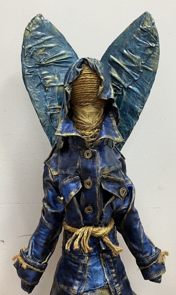 Socha anjel so špagátovou tvárou – modrá