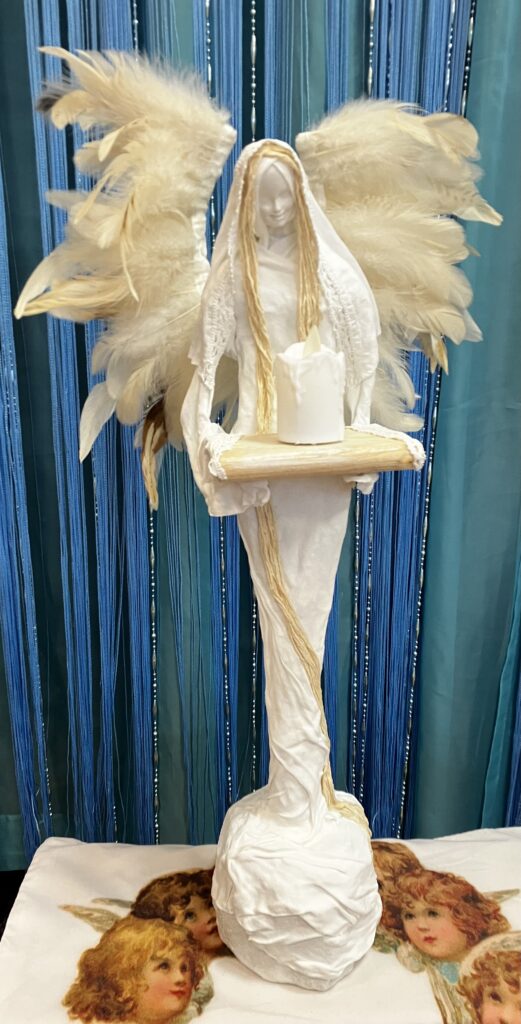 Socha anjel držiaci drevený podnos – biela