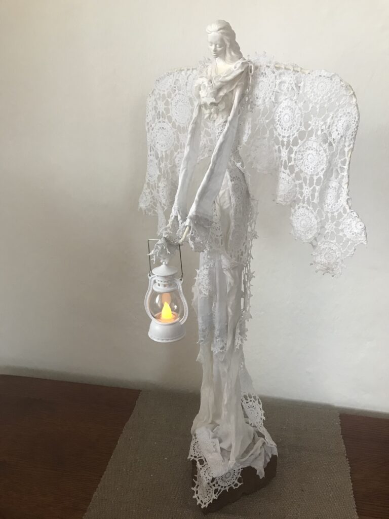 Socha ženský anjel s lampášom – biela