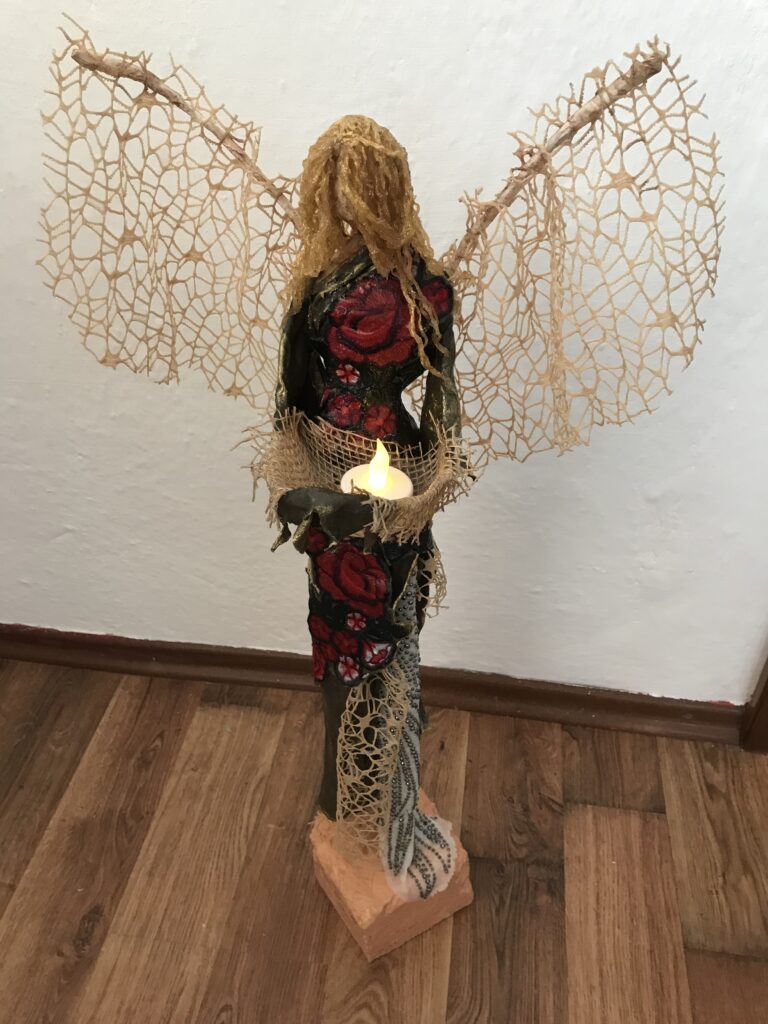 Socha anjel s jemnými krídlami – farebná