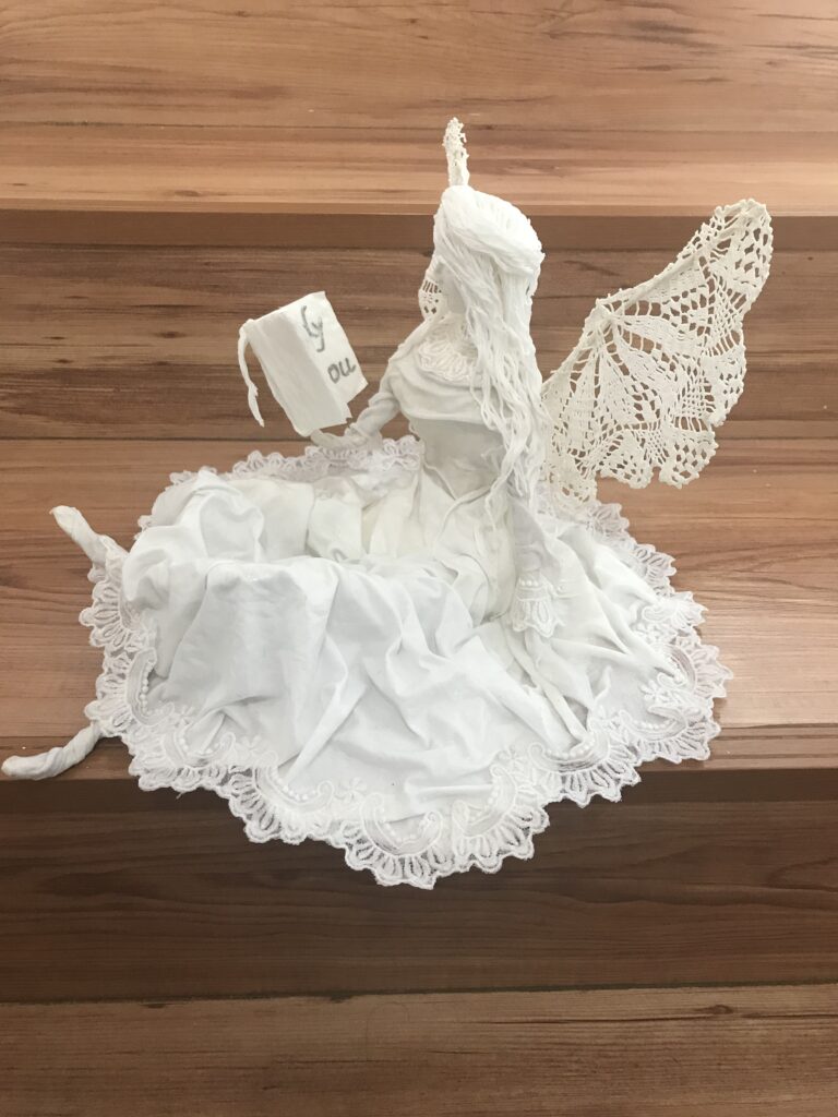 Socha sediaci anjel s knihou – biela