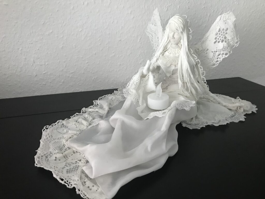 Socha sediaci anjel so sviecou – biela