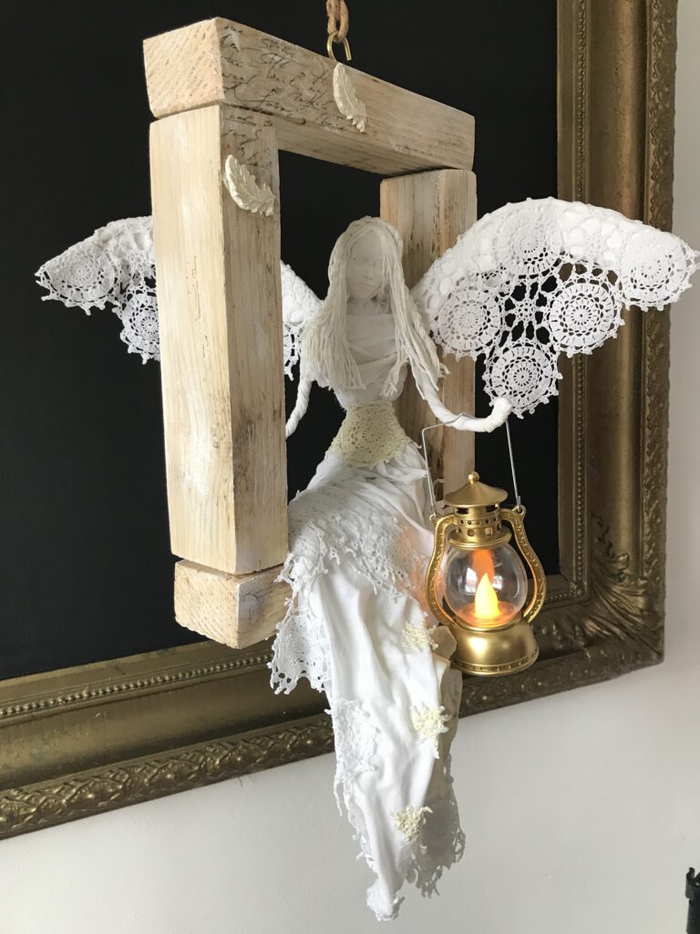 Dekorácia socha s anjelom v okne – biela