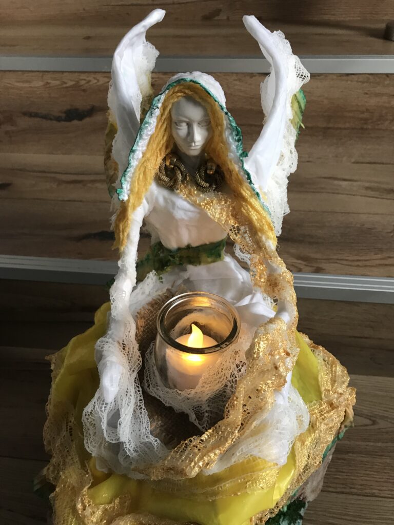 Socha sediaci anjel so sviecou – farebná