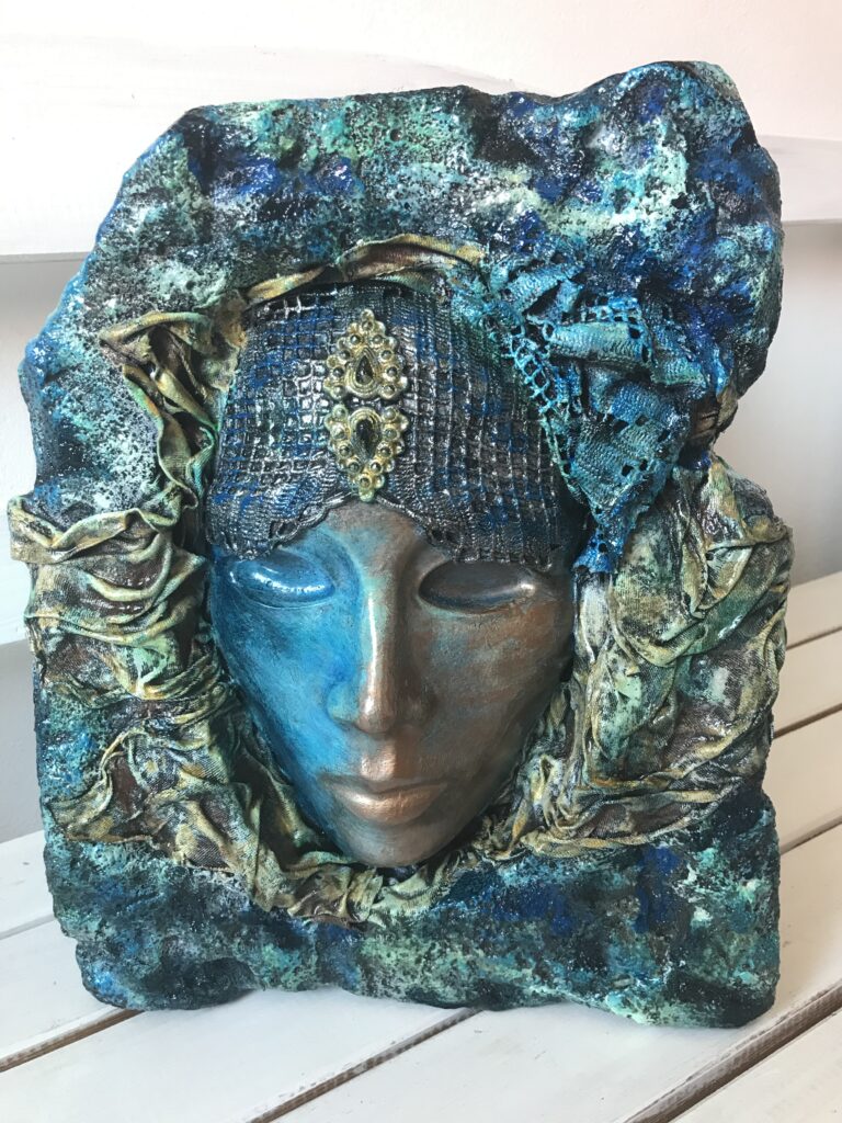 Socha hlava s hodinami a sviecami – tyrkysová