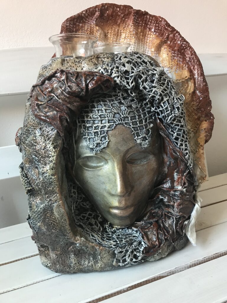 Socha hlava s hodinami a sviecami – bronzová