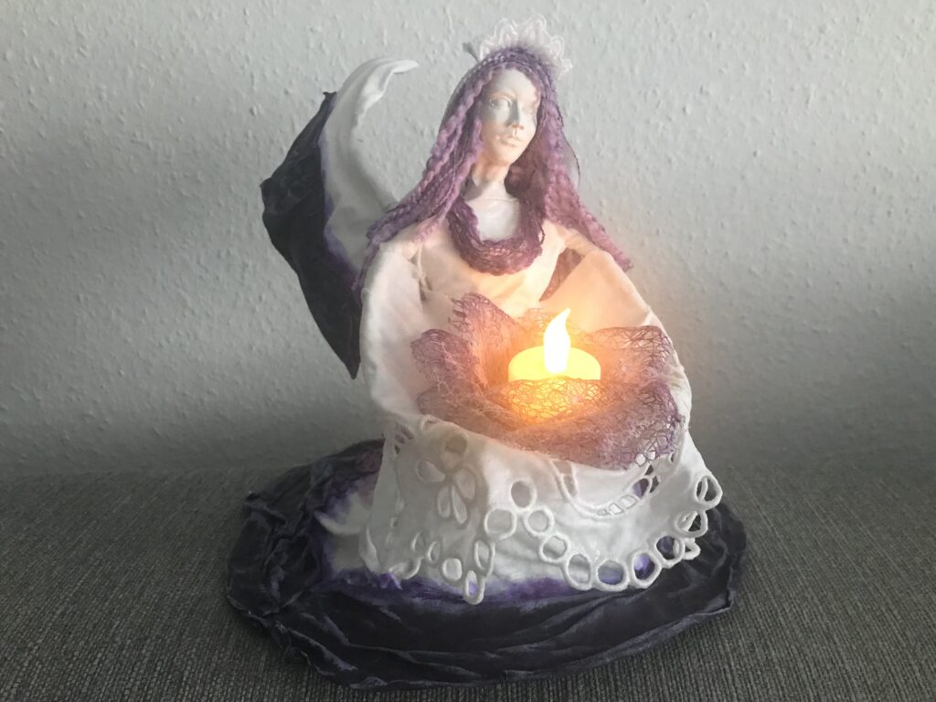 Socha sediaci anjel so sviecou – biela