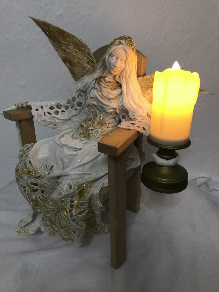 Socha sediaci anjel so sviecou – zlatá
